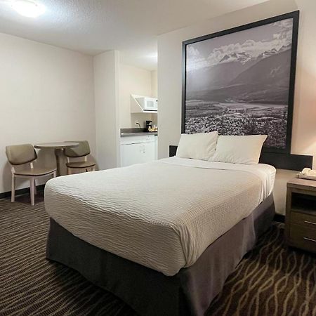 ซูเปอร์ 8 บาย วินด์แฮม เรเวลสโตก บริติชโคลัมเบีย Motel ภายนอก รูปภาพ