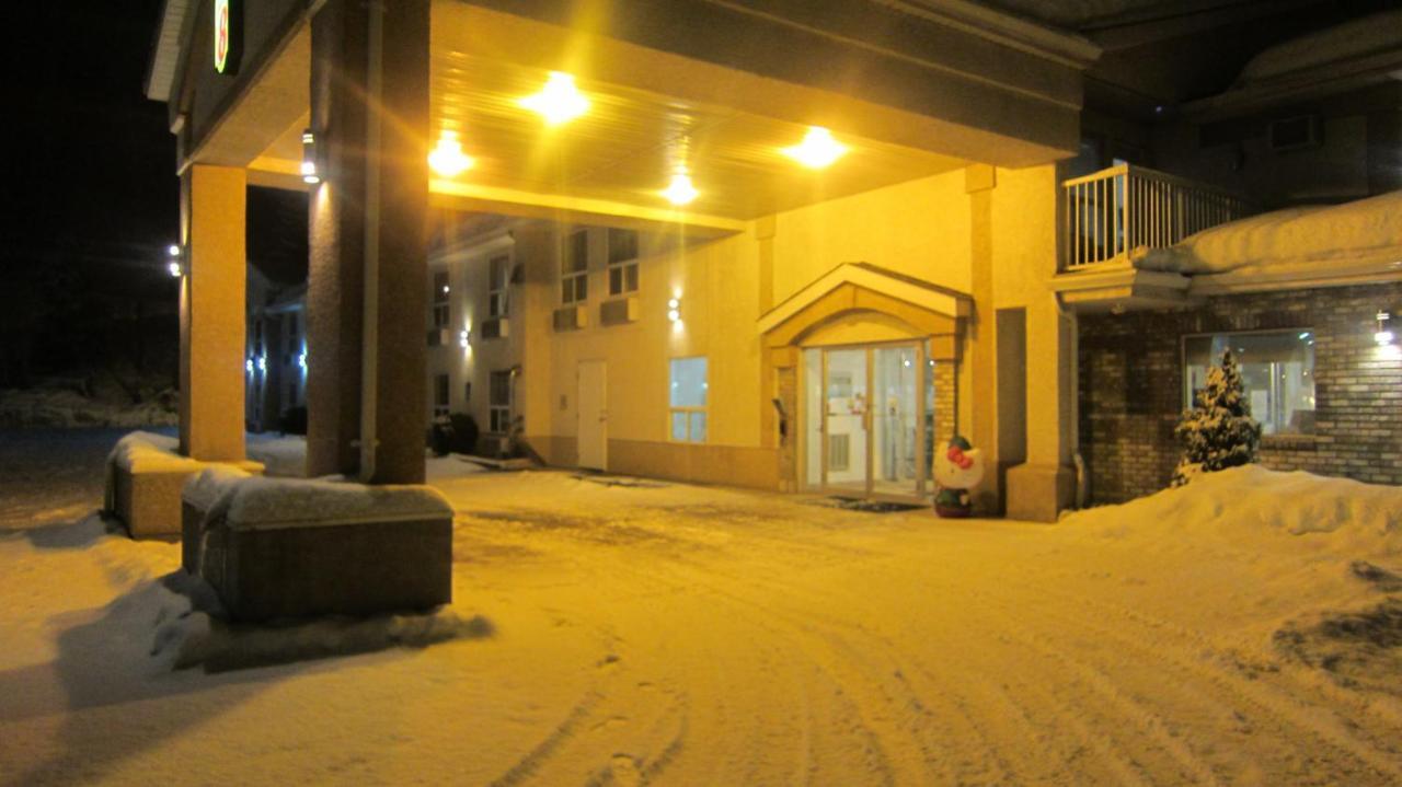 ซูเปอร์ 8 บาย วินด์แฮม เรเวลสโตก บริติชโคลัมเบีย Motel ภายนอก รูปภาพ